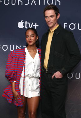 Lou Llobell ve Cassian Bilton, 26 Haziran 2025 'te Londra, İngiltere' de bulunan Ham Yard Oteli 'ndeki üçüncü sezon fotoğraf çekimine katıldılar..