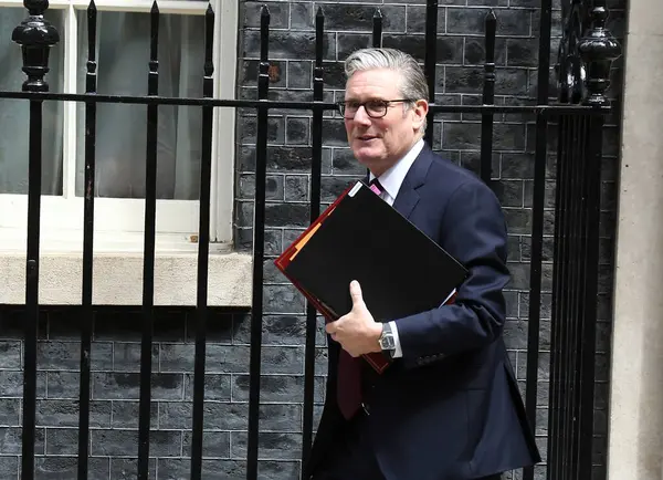 İngiltere başbakanı Keir Starmer, 9 Temmuz 2025 'te Londra, İngiltere' deki parlamentodaki haftalık PMQs toplantısına katılmak üzere Downing Street 'ten ayrıldı..