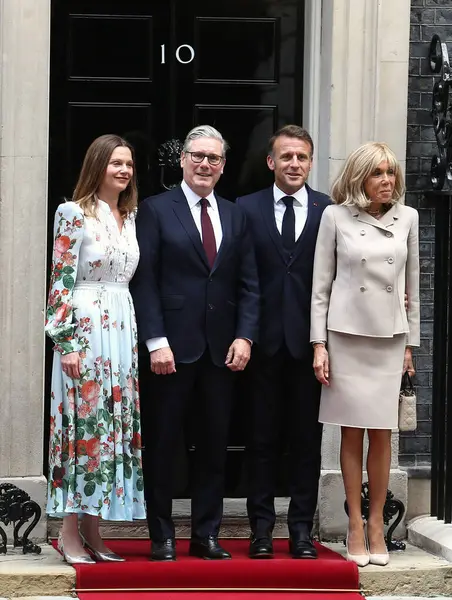 Keir Starmer, İngiltere başbakanı, ve eşi Victoria Starmer, Emmanuel Macron, Fransa Cumhurbaşkanı ve Brigitte Macron, Fransa first lady 'sini 9 Temmuz 2025' te Londra, İngiltere 'de Downing Street' te karşıladılar..