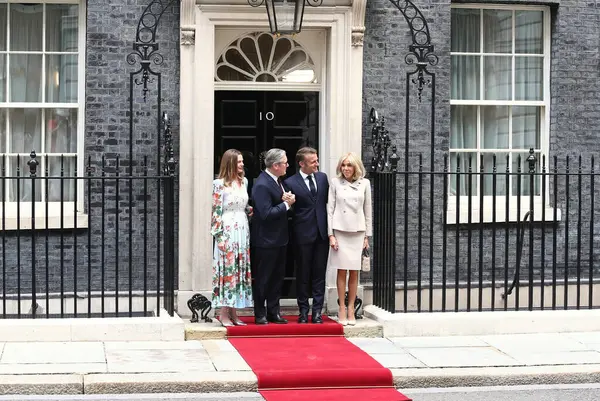 Keir Starmer, İngiltere başbakanı, ve eşi Victoria Starmer, Emmanuel Macron, Fransa Cumhurbaşkanı ve Brigitte Macron, Fransa first lady 'sini 9 Temmuz 2025' te Londra, İngiltere 'de Downing Street' te karşıladılar..
