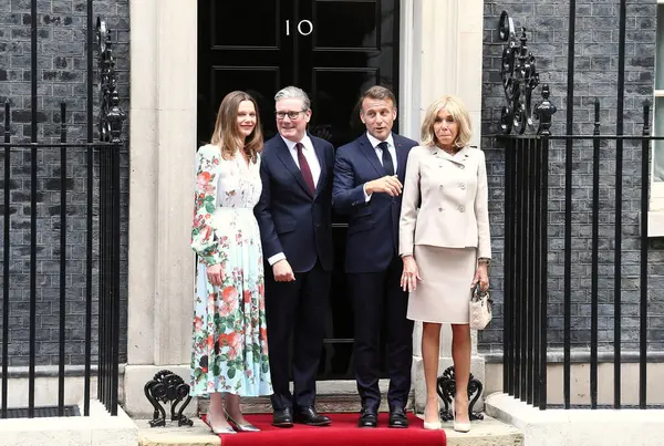 Keir Starmer, İngiltere başbakanı, ve eşi Victoria Starmer, Emmanuel Macron, Fransa Cumhurbaşkanı ve Brigitte Macron, Fransa first lady 'sini 9 Temmuz 2025' te Londra, İngiltere 'de Downing Street' te karşıladılar..
