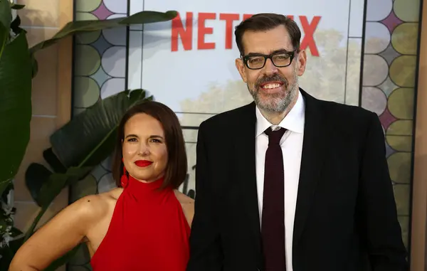 Ingrid Oliver ve Richard Osman, 21 Ağustos 2025 'te İngiltere' de Leicester Square Gardens 'da düzenlenen 