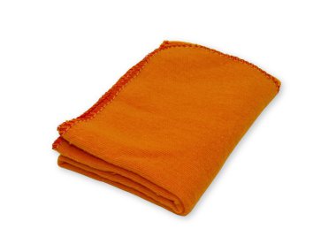 Turuncu mikrofiber temizlik bezi beyaz arka planda izole edilmiş. İç, otomotiv veya ofis temizliği için ideal, dokusunu ve etkinliğini vurgulamak