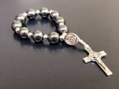 Aparecida Leydisi 'nin gümüş haçı ve madalyasıyla hematit tespihi..