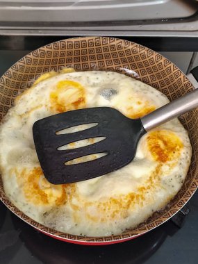 Kızartma tavasında birkaç yumurta ve altın sarısı.