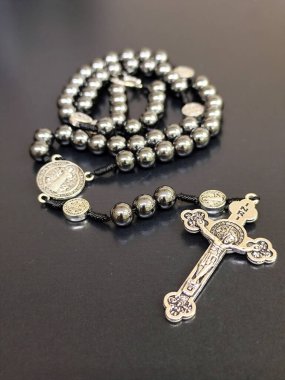 Hematite Tespih ve Saint Benedict Madalyası. Dindarlığı, inancı ve derin düşünceleri aktarmak için ideal..