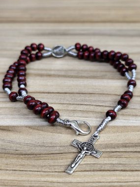 Gümüş haçlı ahşap tespih ve Aparecida Leydisi madalyası. Bilezik olarak takılabilir..