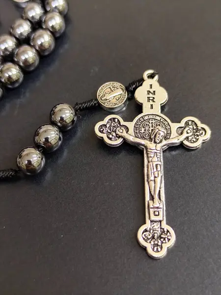 Hematite Tespih ve Saint Benedict Madalyası. Dindarlığı, inancı ve derin düşünceleri aktarmak için ideal..