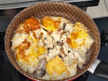 Kızartma tavasında birkaç yumurta ve altın sarısı.