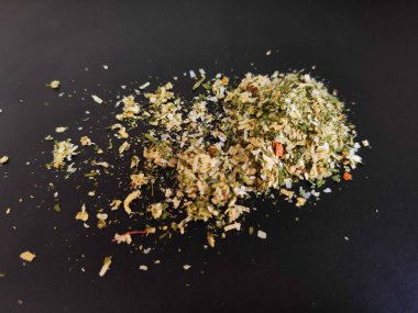 Kurutulmuş organik baharatların doğal dokularını ve tatlarını ön plana çıkaran aromatik ve renkli bir karışım..