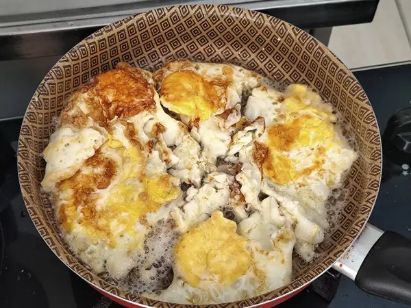 Kızartma tavasında birkaç yumurta ve altın sarısı.