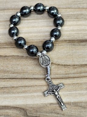 Aparecida Leydisi 'nin gümüş haçı ve madalyasıyla hematit tespihi..