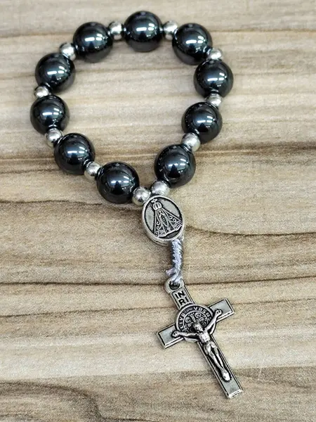 Aparecida Leydisi 'nin gümüş haçı ve madalyasıyla hematit tespihi..