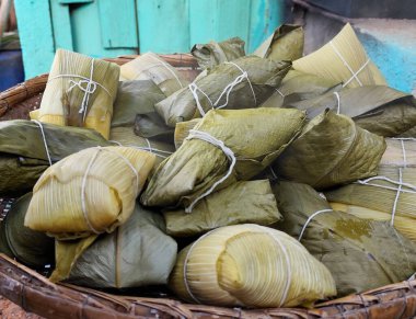 Geleneksel Brezilya yeşil mısır pamonhalarıyla dolu, doğal katete yapraklarına sarılmış kırsal bambu fiber bir sepet..