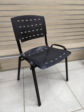 Basit ve işlevsel tasarımını vurgulayan siyah renkli modern bir plastik sandalye. Metal bir yapıyla, sandalye kapalı ve açık hava ortamları için idealdir, konfor ve pratik sağlar.