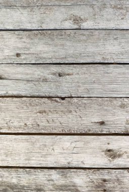 Köhne ve yıpranmış yüzeyi olan eski ahşap kalasların yakın çekimi, tarih ve kırsallık hissi veren kullanım ve renk değişimlerini gösteriyor..