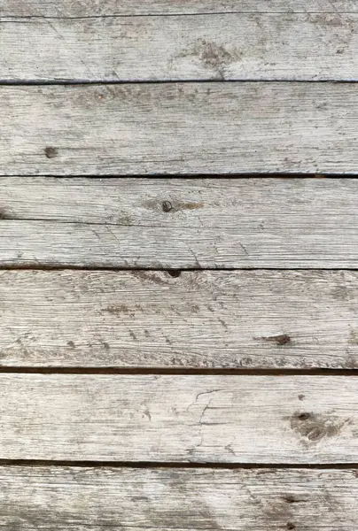 Köhne ve yıpranmış yüzeyi olan eski ahşap kalasların yakın çekimi, tarih ve kırsallık hissi veren kullanım ve renk değişimlerini gösteriyor..