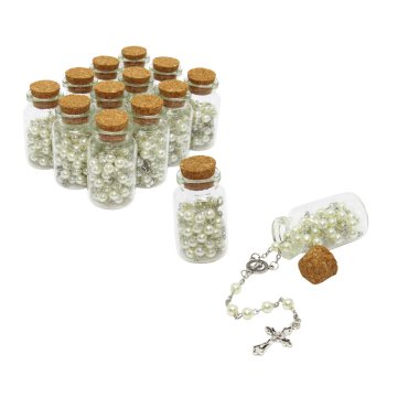 Beyaz arka planda küçük cam kavanozlarda bulunan inci tespihler.