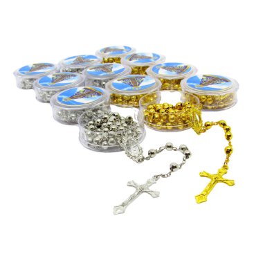 Beyaz arka planda şeffaf ambalajlarda sıralanmış altın ve gümüş renkli tespih seti.