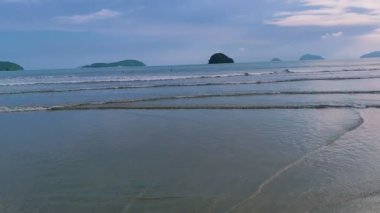 Brezilya 'nın Ubatuba kentindeki Ubatumirim Sahili' nde huzurlu bulutlu bir gün. Sakin ve kasvetli bir sahil sahnesi Yumuşak dalgalar ve gri gökyüzü