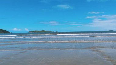 Ubatuba 'daki Fazenda Sahili' nin geniş manzarası, yemyeşil dağlar, geniş kumlu kıyı şeridi, ve ufukta çarpıcı mavi deniz buluşması..