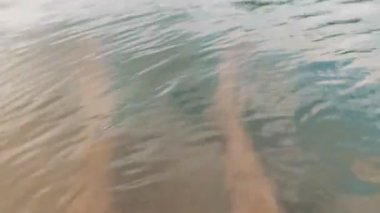 Bacaklarını temiz, sığ nehir suyuna yakın tut. Doğada sakin, huzurlu bir an, refah, yaşam tarzı veya rahatlama teması için ideal..