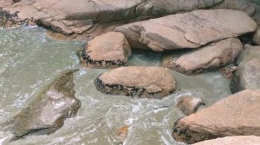 Fazenda Sahili, Ubatuba 'da kayalara çarpan okyanus dalgalarının güzel manzarası. Huzurlu bir doğal ortam, doğa, rahatlama ve seyahat projeleri için ideal..