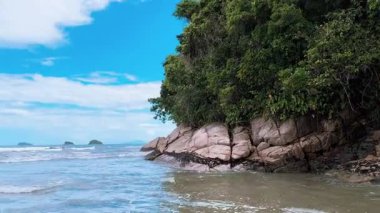 Fazenda Sahili, Ubatuba 'da kayalara çarpan okyanus dalgalarının güzel manzarası. Huzurlu bir doğal ortam, doğa, rahatlama ve seyahat projeleri için ideal..
