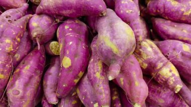 Süpermarkette üst üste yığılmış taze patateslerin yakın çekimi..