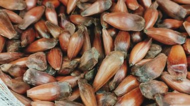 Brezilya çam fıstıklarının toplu halde bir süpermarkette yakın plan çekimi..