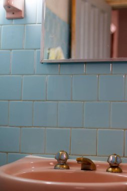 Eski mavi fayansları ve antika pirinçten musluğu olan klasik bir banyo nostaljik ve otantik bir ortam yaratıyor..