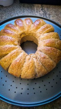 Ev yapımı, yuvarlak şekilli bir ekmek. Yumuşak bir ekmek ve çıtır çıtır bir ekmek gibi hoş bir görüntüsü var.. 