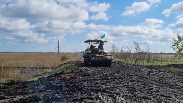 Kherson Ukraine October 2022 Ukrainian Soldiers Captured Russian T62 Tank — Stockvideo