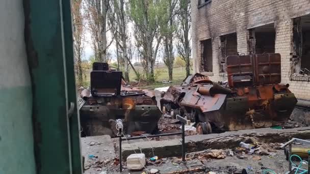 Kherson Oekraïne Oktober 2022 Verbrande Pantservoertuigen Tertiaire School — Stockvideo