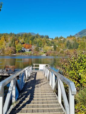 Cowachin Gölü 'ndeki iskele / duba iskelesine..