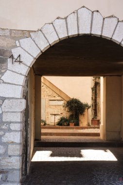 Güneşli bir kemer, büyüleyici bir cazibe ve tarihe açılan tuhaf bir Avrupa geçidi..