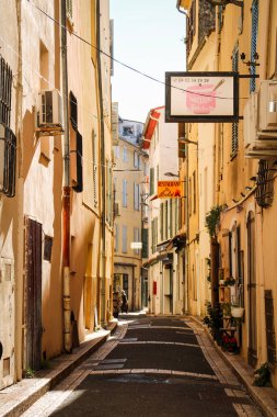 Sıcak güneş ışığıyla yıkanmış, kırsal mimarisi olan eski bir Fransız mahallesi..