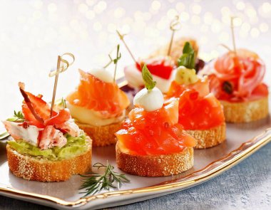 Gurme kanepeler, şamdan kapları.