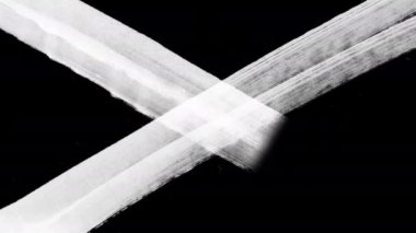 Ekranda el çizimi fırça darbeleri var. Fırça darbeleriyle boyanmış. X harfi, çizgiyi aştı. İptal kavramı, x, negatifleştirme, yapma, yasak, yasak, inkar.