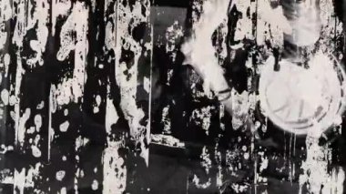 Grunge 'un soyut monokromatik animasyonu. Dokulu yırtık Vintage Kağıt. Kusursuz döngü. Slayt gösterisi. Düşük çerçeve hızı etkisi.