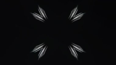 Beyaz ışık çizgileri siyah zemin üzerinde oynuyor ve şekiller oluşturuyor. Soyut sıvı kaleydoskop. Hareket eden hayat enerjisi.
