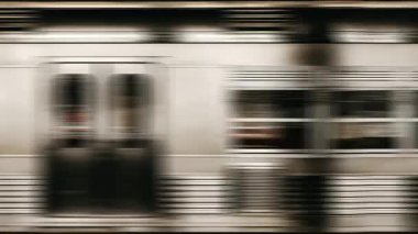 Yüksek hızla geçen bir trenin yan görüntüsü. Metro hareket bulanıklığı etkisiyle ilerliyor. 4K Sonsuz Kusursuz Döngüsüz Canlandırma.