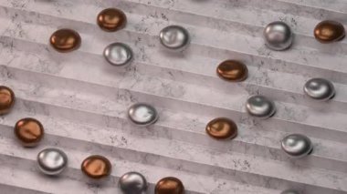 Bir grup gümüş ve altın metalik yumuşak topun mermer merdivenlerden gelişigüzel düşüşünün 3 boyutlu canlandırması. 4k tuhaf animasyon. Kusursuz döngü.