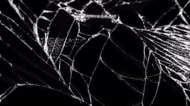 Siyah arka planda çatlak cam kırığı var. Kırık cam dokusu soyut. Kırılmış ve parçalanmış siyah camlar..