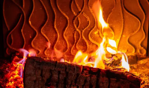 Şöminede yanan bir ateş.