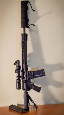 Ahşap bir masaya monte edilmiş modern bir tüfek..