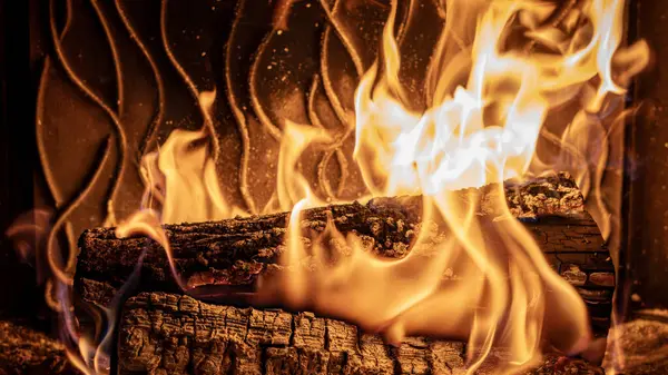 Şöminede yanan bir ateş.