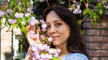 Bir kadının çiçek açan ağaçları. 