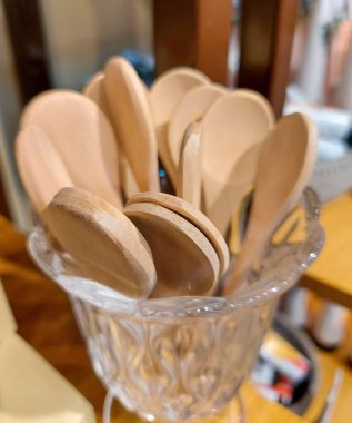 Kristal bir vazonun içinde, bir dekorasyon dükkanında, tahta kaşıklar.