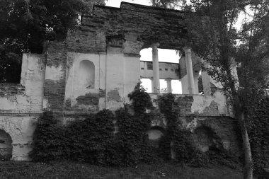 Şehirdeki eski binanın kalıntıları.